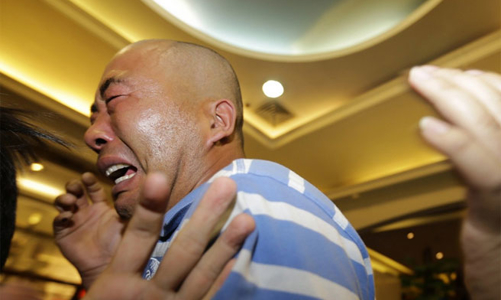 Người thân hành khách MH370 đau đớn nhận hung tin