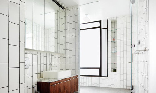 Phòng tắm sang trọng chỉ với hai tông màu đen và trắng