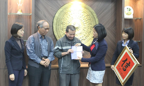 BIDV tặng quà chủ sổ tiết kiệm bỏ quên 15 năm 