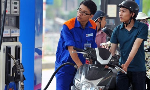 Giá xăng trong nước giảm 500 đồng/lít