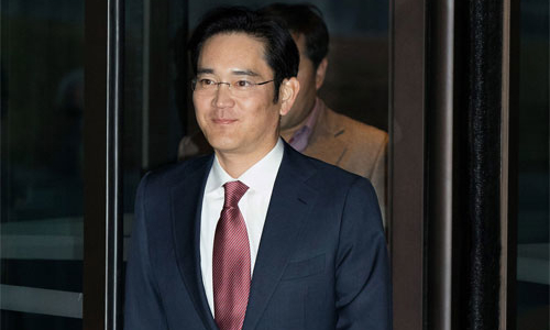 Chủ tịch Samsung đẩy nhanh việc “truyền ngôi” cho con