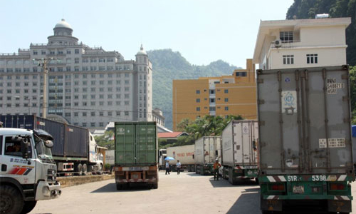 Thương mại Việt - Trung: “Xuất khẩu giùm, tiêu thụ hộ”