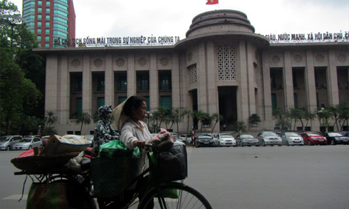 Thống đốc chỉ thị xử lý nợ xấu, giảm tiếp lãi suất