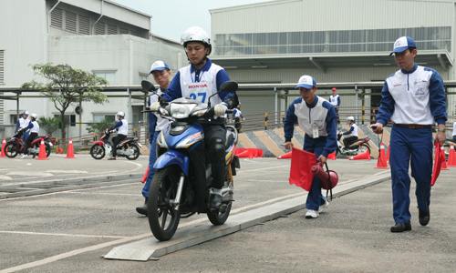 Honda Việt Nam tổ chức thi hướng dẫn viên lái xe an toàn 2014