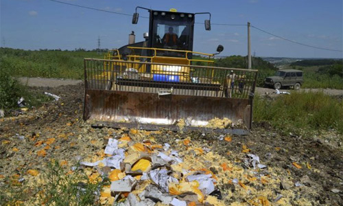 Nga dùng xe ủi đất cán thực phẩm phương Tây