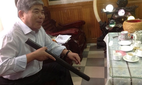 Ông Lê Thanh Thản và thói quen thuốc lào trên Rolls-Royce