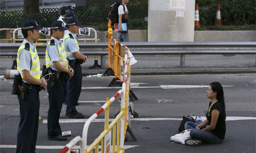 Cảnh sát Hồng Kông dỡ hàng rào trên đường phố