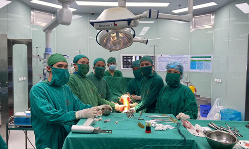 Thay khớp gối nhân tạo cho người mắc lao khớp gối