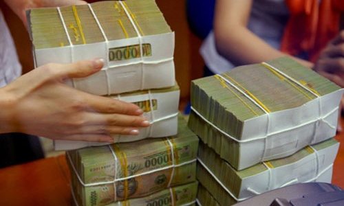 Lãi suất liên tiếp giảm, tiền gửi VND vẫn cao