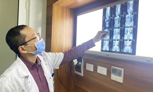 Nhầm tưởng béo bụng, hóa ra mang khối u 10kg