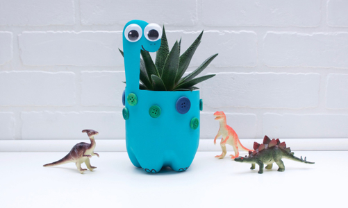 Tái sử dụng chai nhựa để décor nội thất