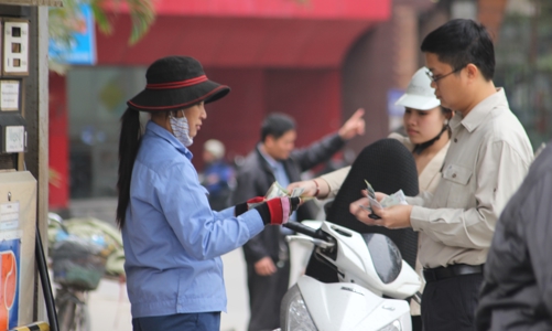 Giá xăng xuống nhỏ giọt trong lần giảm thứ 11 liên tiếp