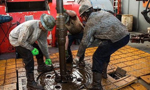 Giá dầu tăng hơn 10% trong tuần 