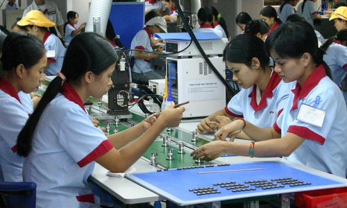 Doanh nghiệp “ngồi trên lửa” với đề xuất tăng lương