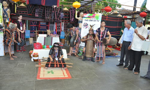 Khai mạc Festival văn hoá tơ lụa, thổ cẩm 2019
