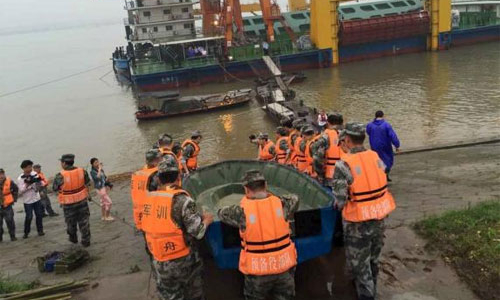 Tàu du lịch chở 458 người chìm ở Trung Quốc