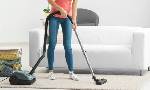 Bao lâu bạn nên hút bụi thảm trải sàn?