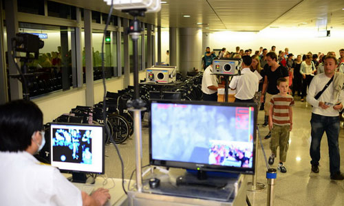 Cách ly hai hành khách đến từ vùng dịch Ebola bị sốt