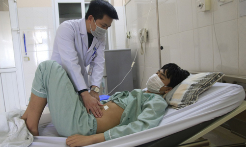 Cảnh báo thủng tạng rỗng do viêm loét dạ dày ở người trẻ tuổi