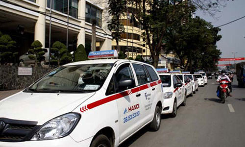 Hàng trăm hãng taxi, vận tải đồng loạt giảm cước