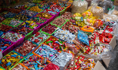 Cẩn trọng với bánh kẹo không rõ nguồn gốc tràn lan trên thị trường