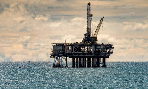 Giá dầu tăng vọt hơn 6% trong tuần