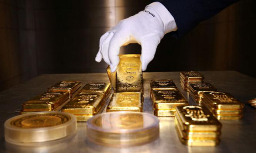 Giá vàng miếng sụt 200.000 đồng/lượng, USD tự do vọt lên 23.750 đồng