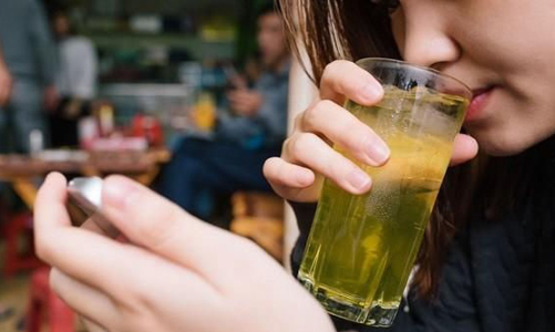 Mobile Money, tương lai sẽ nằm ở những cốc trà đá?