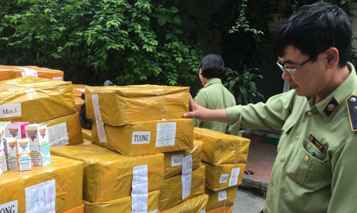 Thu giữ gần 14.000 lọ tinh dầu thuốc lá điện tử