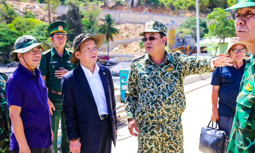 Lãnh đạo tỉnh Cà Mau và T&T Group thăm, tặng quà chiến sỹ đảo Hòn Khoai