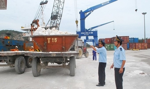 Kiểm tra thực tế từng lô hàng đá vôi xuất khẩu