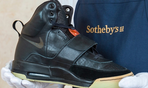 Những đôi sneakers cũ liên tiếp lập kỷ lục đấu giá