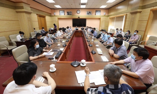 Thứ trưởng Nguyễn Trường Sơn cùng 35 chuyên gia y tế Việt Nam sang Lào hỗ trợ phòng chống dịch Covid-19