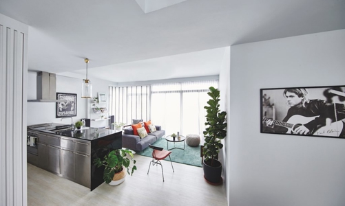 Căn hộ màu trắng đầy thư giãn giữa ngày hè