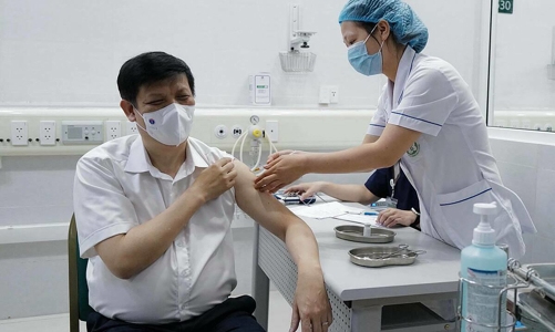 Bộ trưởng Bộ Y tế Nguyễn Thanh Long tiêm vaccine phòng Covid-19