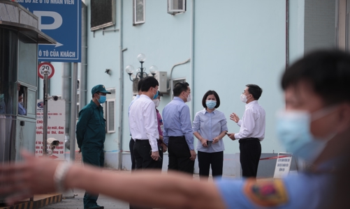 [Phóng sự ảnh] Chủ tịch Hà Nội trực tiếp kiểm tra Bệnh viện K Tân Triều sau lệnh đột ngột phong tỏa
