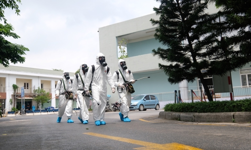 [Phóng sự ảnh] Khẩn cấp phun khử khuẩn tại 