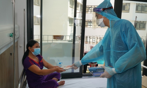 [Phóng sự ảnh] Cập nhật tình hình những bệnh nhân mới chuyển đến Bệnh viện Bạch Mai cơ sở 2