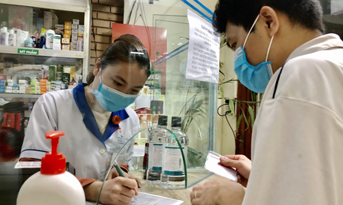 Nhà thuốc Hà Nội phải lập danh sách người có biểu hiện ho, sốt 
