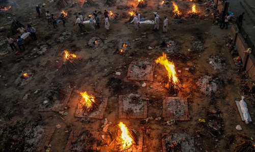 Bức tranh Covid-19 đối lập tàn nhẫn: Nơi tiệc tùng, nơi quá tải nhà xác