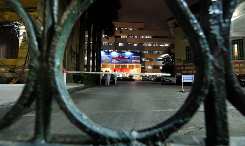 [Phóng sự ảnh] Văn phòng Bộ GTVT sáng đèn trong đêm, khẩn cấp khoanh vùng dập dịch