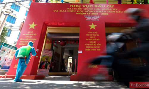 Hà Nội phun khử khuẩn phòng dịch Covid-19 tại các điểm bầu cử