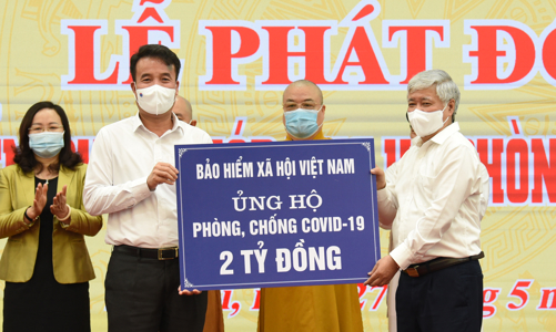 Bảo hiểm xã hội Việt Nam trao 2 tỷ đồng ủng hộ phòng chống Covid-19
