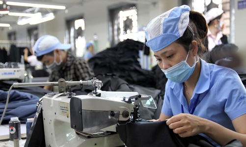 Mỹ, châu Âu dỡ phong tỏa, hàng dệt may Việt Nam chớp 