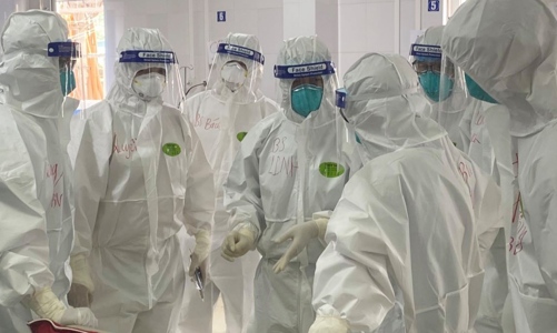 Theo chân bác sỹ Bệnh viện Chợ Rẫy tại tâm dịch Bắc Giang