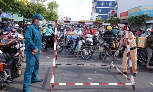Ngày đầu giãn cách xã hội, Quận Gò Vấp tạm gỡ chốt phong tỏa Covid-19 vì giao thông ùn ứ