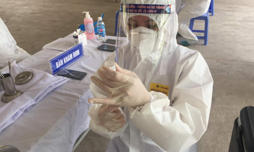 Tiền đã khó, nhưng không dễ để có 150 triệu liều vaccine