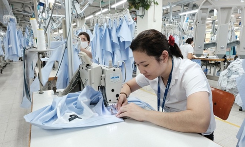 Đơn hàng rớt giá thảm, doanh nghiệp dệt may lao đao