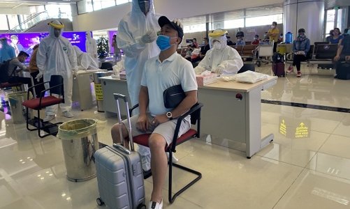 Hà Nội: Xét nghiệm nhanh SARS-CoV- 2 cho hành khách từ TP.HCM đến sân bay Nội Bài