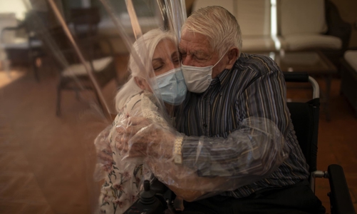 Báo chí trên tuyến đầu khốc liệt chống dịch: Nhà báo quốc tế tiếp bước những “chiến sĩ áo trắng”